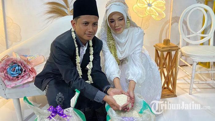 jatim/Penghulu-komentari-pengantin-bermahar-beras-50-Kilogram.jpg