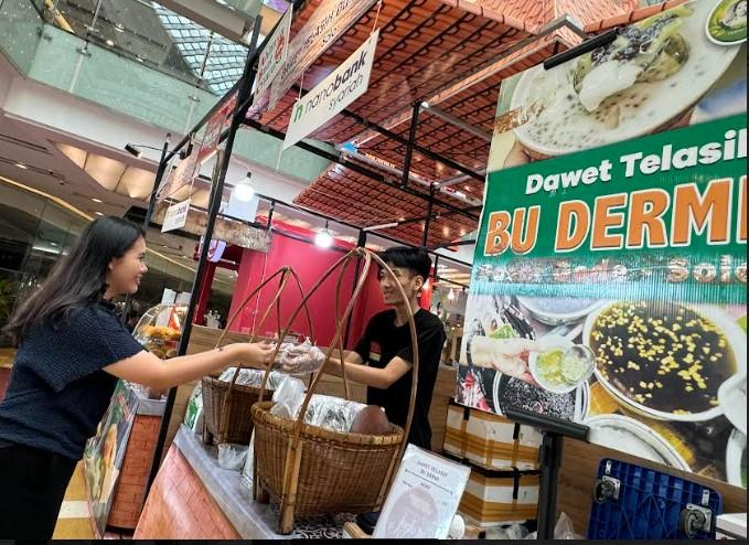 Pengunjung-Festival-Kuliner-Joglo-Semar-di-Grand-City-Surabaya-yang-tengah-memesan.jpg