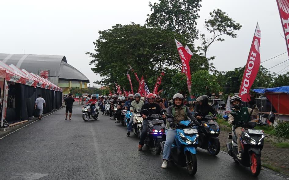Pengunjung-dan-komunitas-Honda-mengikuti-konvoi-dan-test-ride-All-New-Honda-Vario-125.jpg