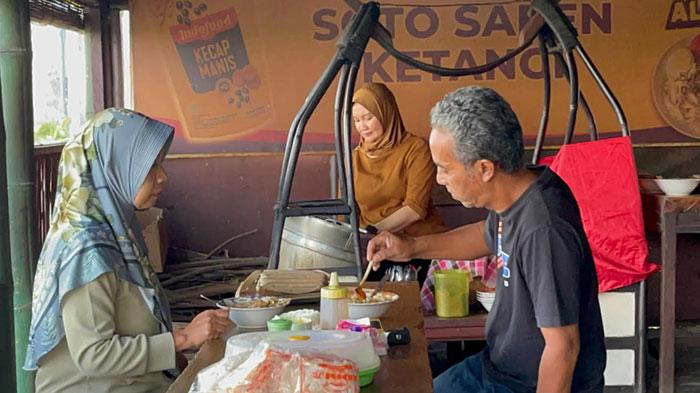 Pengunjung-menikmati-soto-kambing-di-Warung-Soto-Saben-Ketangi-Malang.jpg