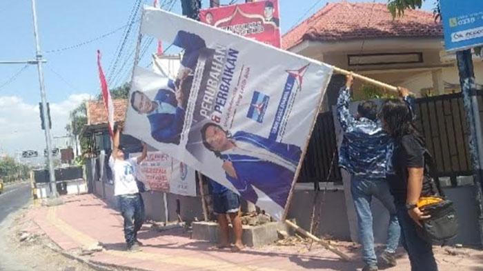 Pengurus-DOC-Demokrat-saat-menurunkan-dan-mencopot-banner-bergambar-Anies-dan-AHY.jpg