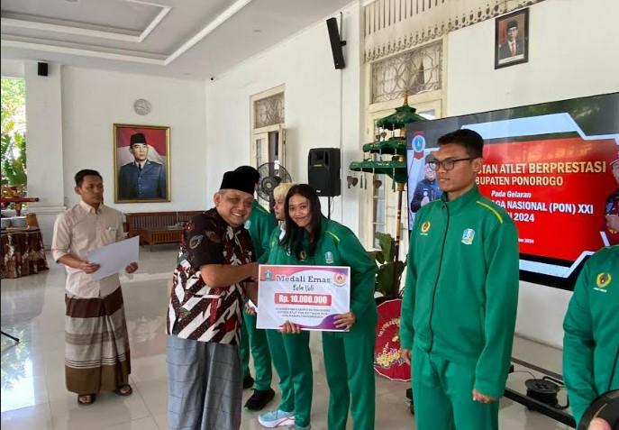 Penjabat-Sementara-Pjs-Bupati-Ponorogo-Joko-Irianto-saat-memberikan-reward-kepada-atlet-voli.jpg