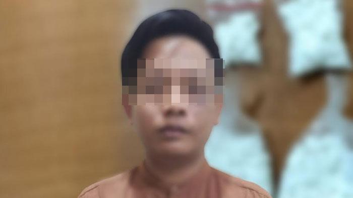Penjual-bawang-yang-nyambi-jadi-pengedar-pil-koplo-saat-diamankan.jpg