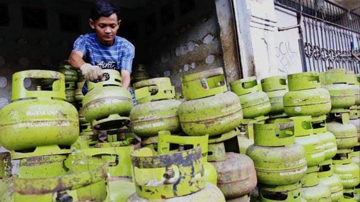 Penjualan-elpiji-3-kg-di-salah-satu-pangkalan-di-Pacitan.jpg