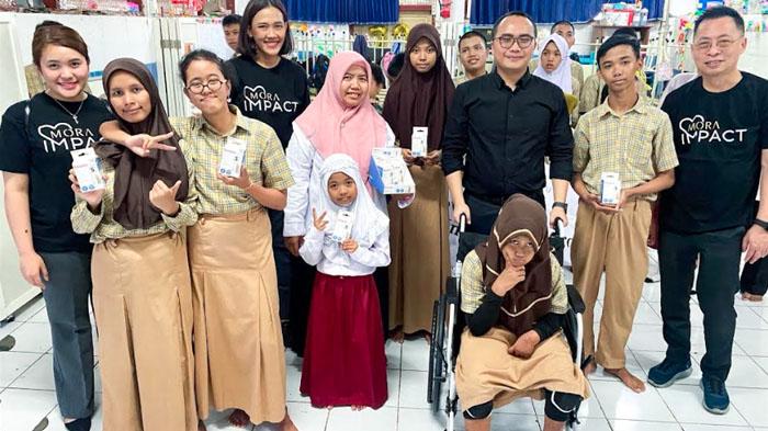 Hotel Morazen Surabaya Salurkan Kursi Roda dan Alat Bantu Dengar untuk Warga serta Siswa SLB