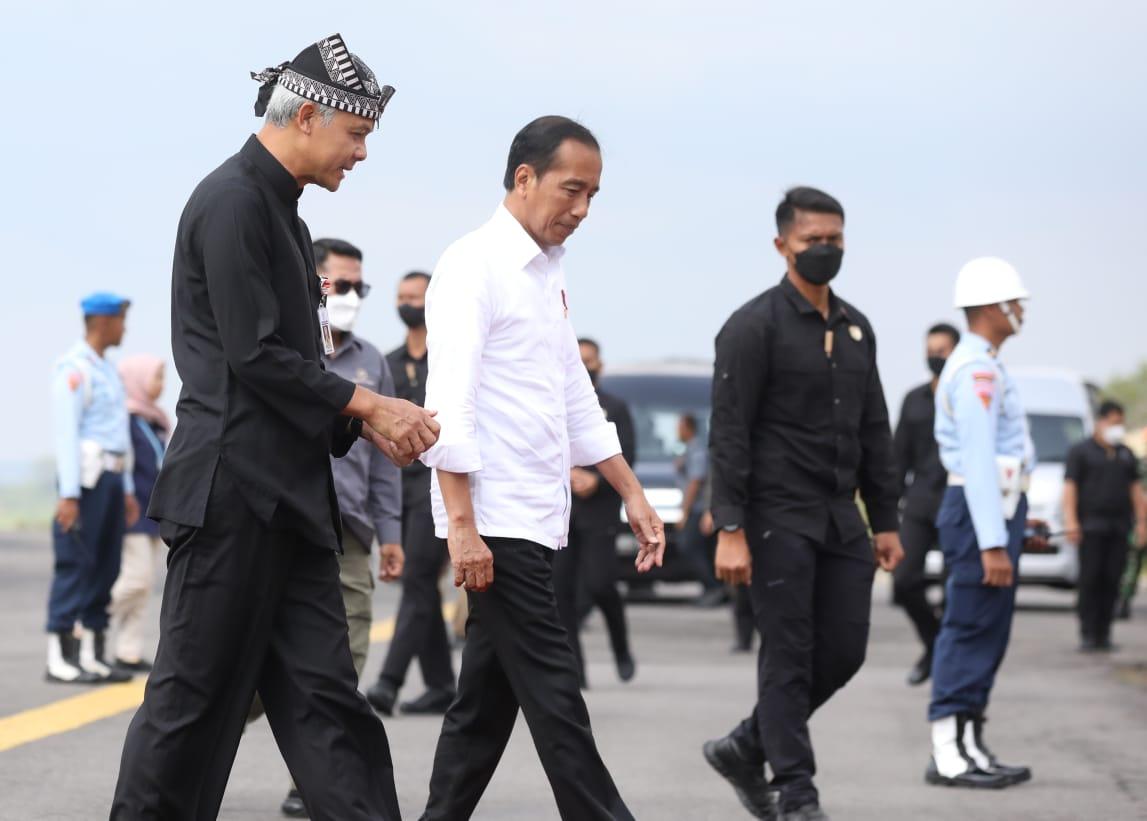 Kenakan Pakaian Adat Samin, Ganjar Pranowo Sambut Kedatangan Presiden Jokowi di Solo