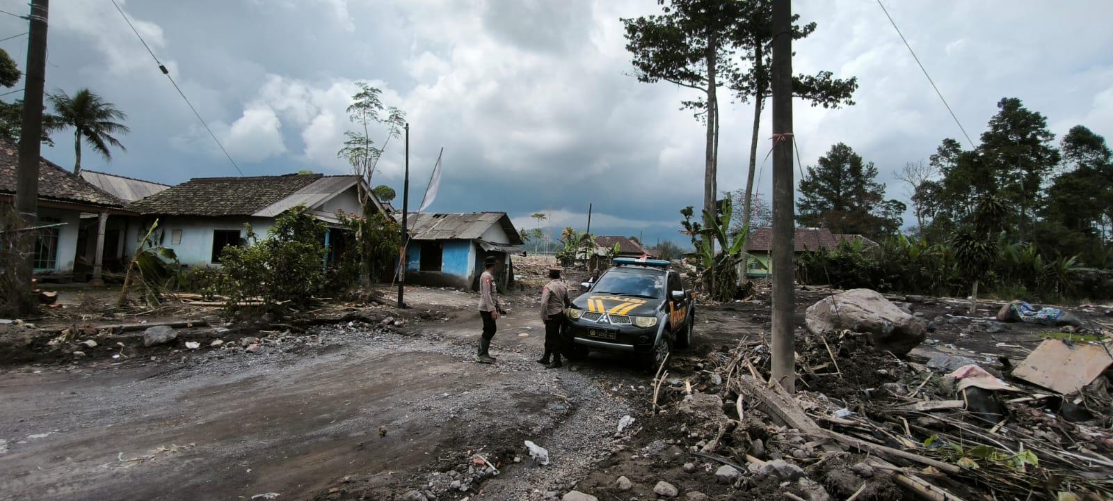 Penyekatan-di-lokasi-terdampak-erupsi-Gunung-Semeru.jpg