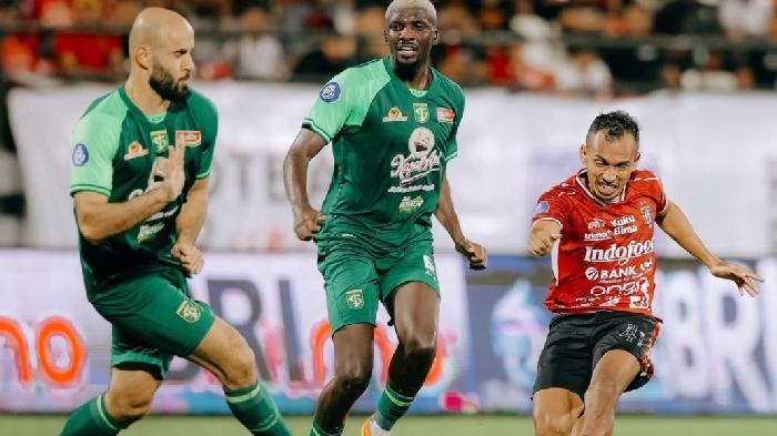 Penyerang-Bali-United-Irfan-Jaya-melepaskan-tendangan-ke-gawang-Persebaya-bali-united-vs-persebaya.jpg