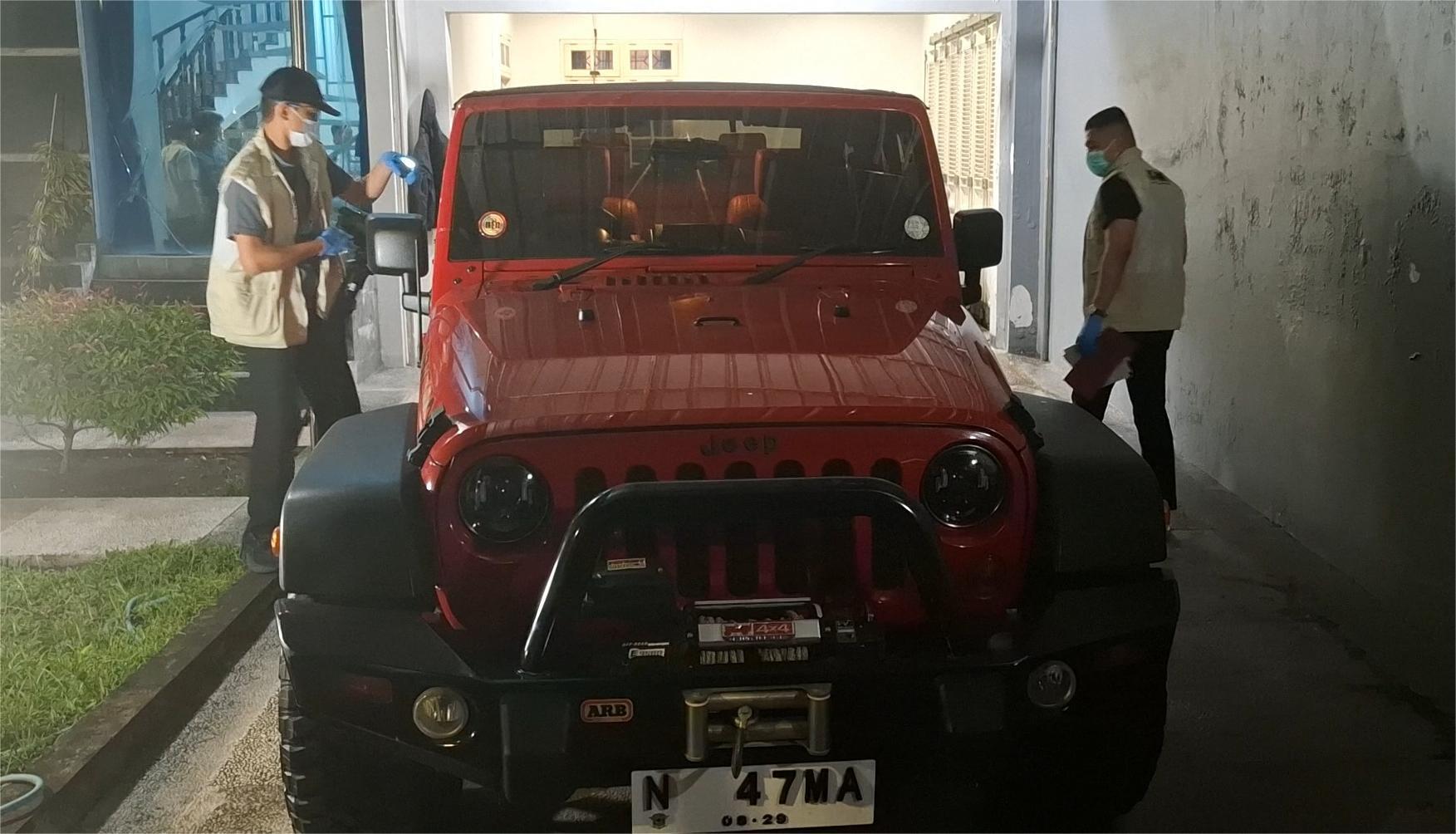 Penyidik-KPK-menggeledah-salah-satu-mobil-mewah-merk-Jeep-Rubicon.jpg