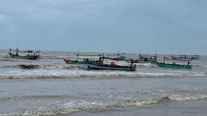 Perahu-nelayan-bersandar-di-pesisir-Pantai-Tuban-saat-gelombang-laut-terlihat-tinggi.jpg