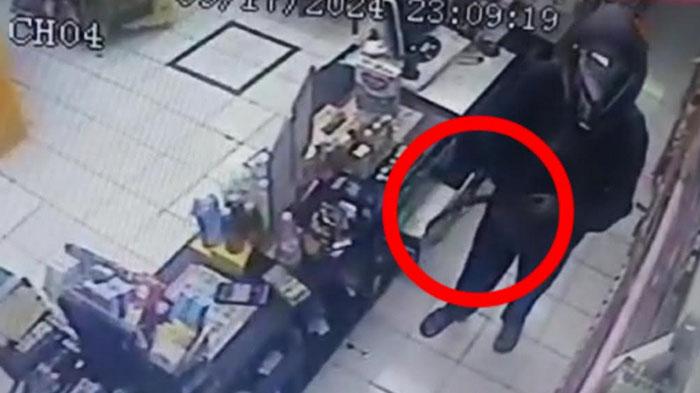 Perampok-bersenjata-yang-menyambangi-Auriga-Mart-Sidorejo-Kauman-Tulungagung.jpg