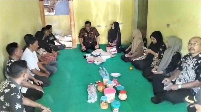 Belasungkawa Perangkat Desa Saat Takziah di Rumah Duka Pak RW di Jember yang Dibunuh Anaknya