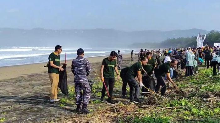Hari Lingkungan Hidup Sedunia, Ribuan Warga Pacitan Gelar Aksi Pungut Sampah di Pantai Pancer Door
