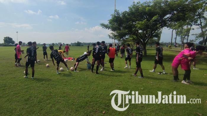Persenga-Nganjuk-menggelar-latihan-sambut-pertandingan-babak-16-besar-Liga-4-Jatim-20252026.jpg