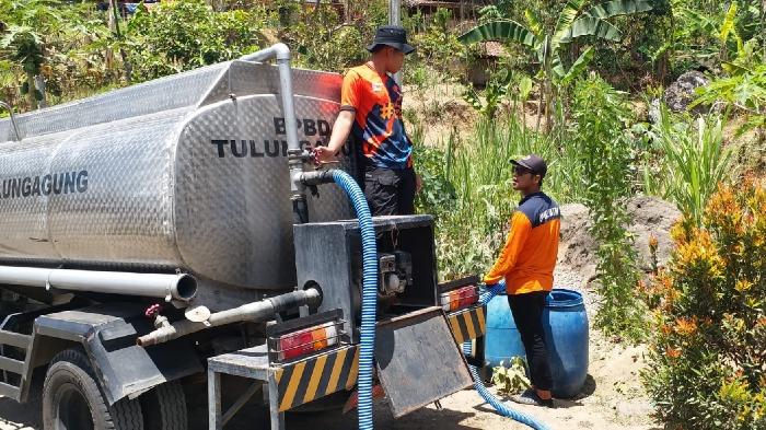 Personel-BPBD-Tulungagung-menyalurkan-air-bersih-di-Desa-Samar.jpg