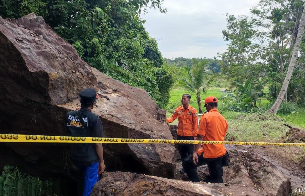 Personel-BPBD-lakukan-evakuasi-batu-di-Jalan-Desa-Sukoreno-Kecamatan-Kalisat.jpg
