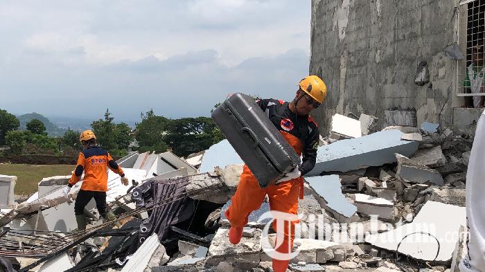 Personel-BPBD-mencari-barang-berharga-milik-korban-vila-roboh-di-Kota-Batu.jpg