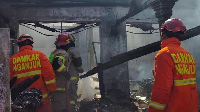 Si Jago Merah Melalap Dua Ruko di Pasar Mungkung Nganjuk, Pemilik Rugi Ratusan Juta Rupiah