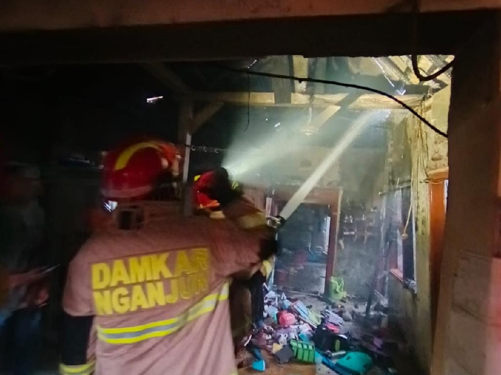 Personel-Damkar-Kabupaten-Nganjuk-tengah-memadamkan-api.jpg