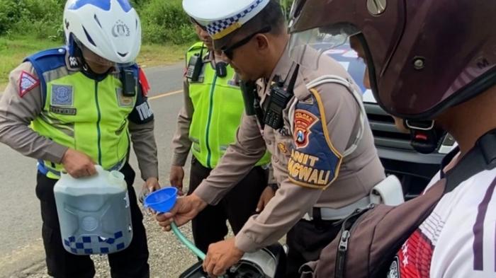 SPBU Delivery ala Polres Tulungagung, Bantu Pemudik di JLS, Antarkan BBM bagi yang Membutuhkan