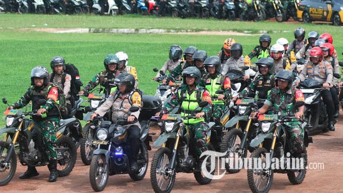 Personel-gabungan-saat-diberangkatkan-menuju-lokasi-TPS-saat-Apel-Gelar-Pasukan-Pergeseran-Personel.jpg