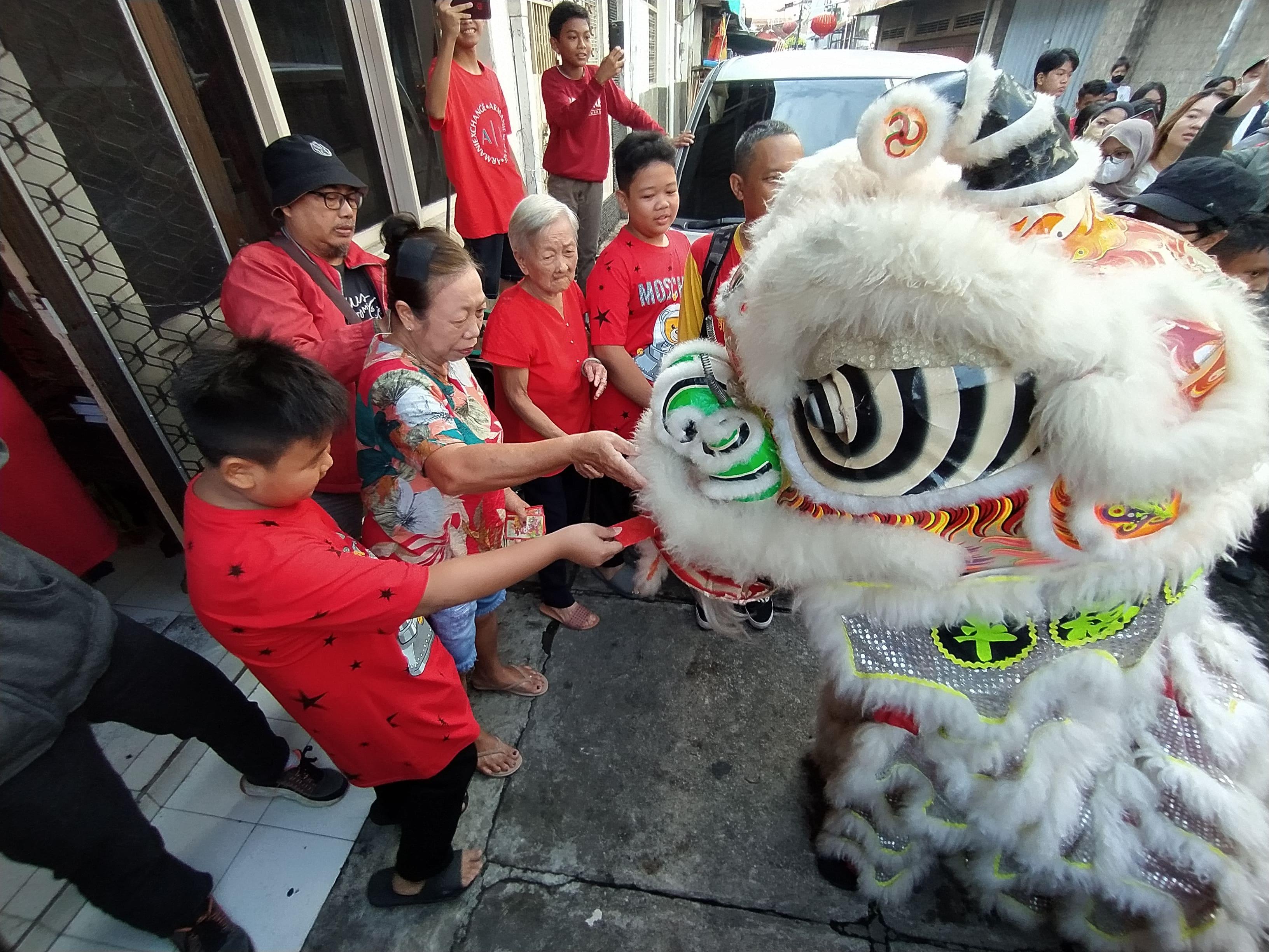 Meriahnya Perayaan Imlek di Kampung Tambak Bayan Surabaya, Barongsai Keliling Kampung