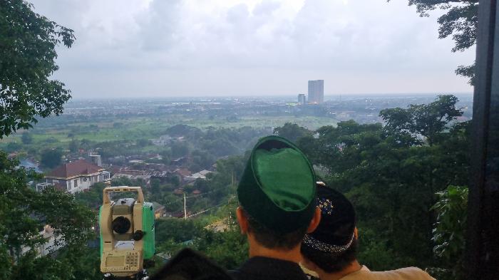 Perukyat-saat-melalukan-rukyatul-hilal-di-Balai-Rukyat-Bukit-Condrodipo-Gresik.jpg