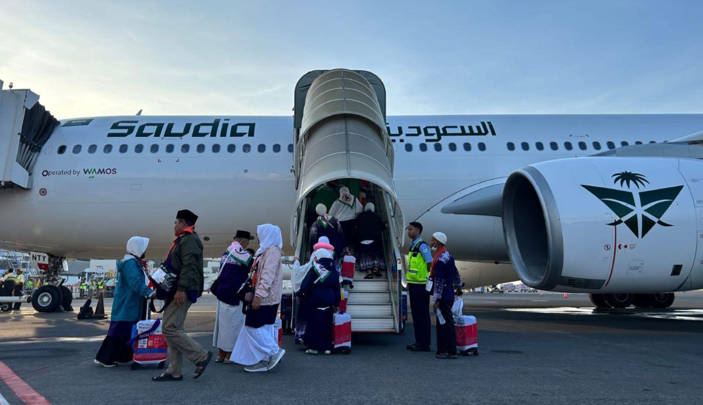 Pesawat-Saudi-Arabia-Airlines-saat-terparkir-di-Bandara-Juanda-Pesawat-ini-akan-mengantarkan.jpg