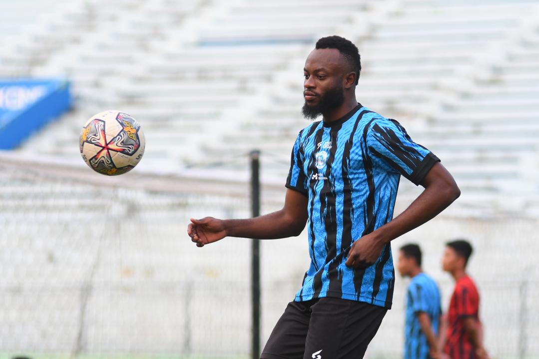 Pesepakbola-asing-anyar-Arema-FC-Charles-Lokolingoy-saat-berlatih-di-Stadion-Gajayana.jpg