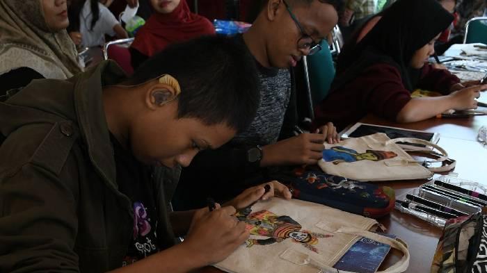Peserta-dari-berbagai-komunitas-disabilitas-mengikuti-SemangArt-Melukis-Pouch.jpg