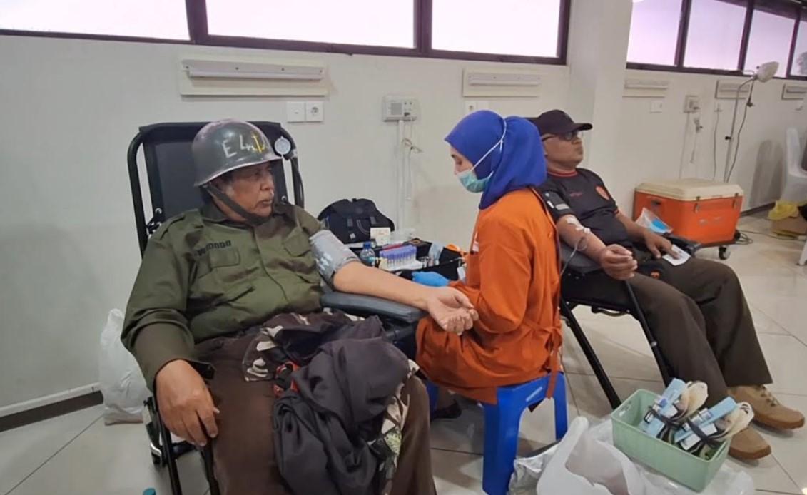 Peserta-donor-darah-mengenakan-kostum-pejuang-Tentara-saat-mengikuti-aksi-sosial-donor-darah.jpg