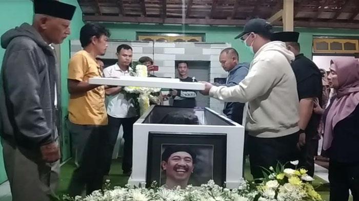 Peti-jenazah-Pelawak-Srimulat-Polo-tiba-di-Rumah-Duka-Desa-Kertosari-Kabupaten-Madiun.jpg