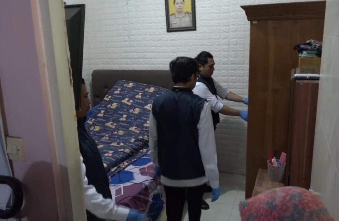Petugas-BNN-sedang-memeriksa-lemari-di-rumah-Arief-Susilo-Kamis-5122024.jpg