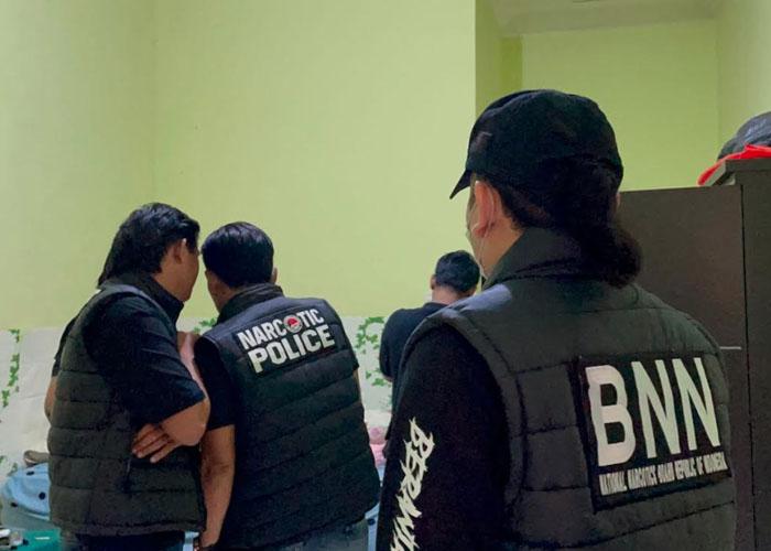 Petugas-BNNK-Tuban-menggelar-razia-narkoba-di-salah-satu-rumah-kos.jpg