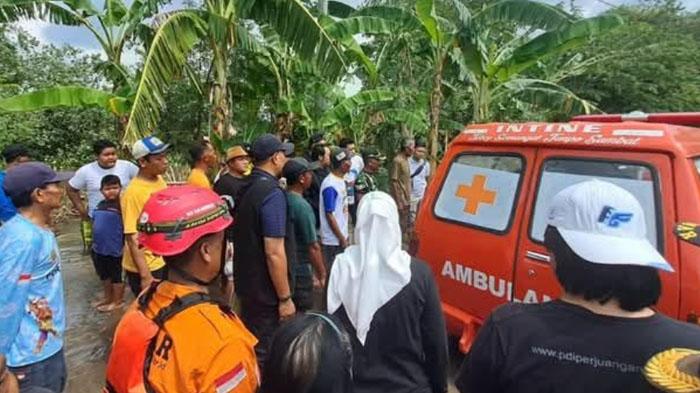 Petugas-BPBD-Jombang-saat-mengevakuasi-jasad-korban-tenggelam-di-sungai-Desa-Watudakon.jpg