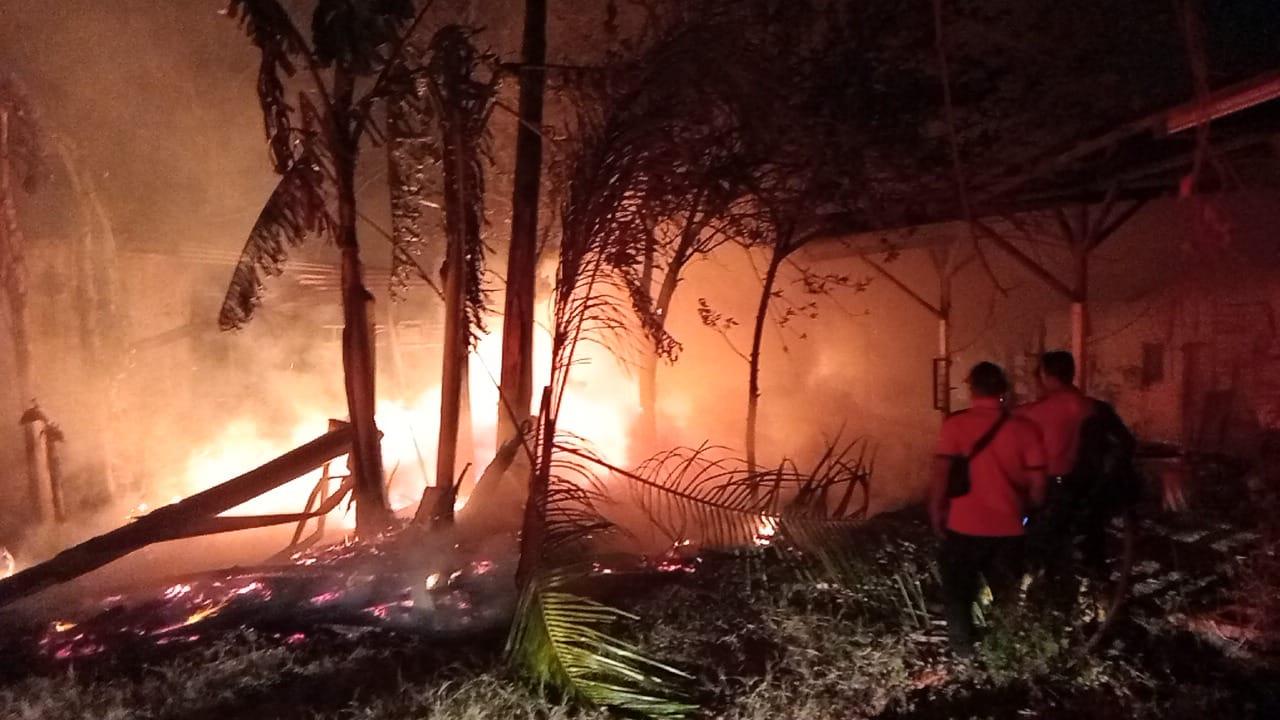 Bekas Gudang Kerajinan Kayu di Situbondo Ludes Terbakar, 2 Mobil PMK Butuh 1 Jam Padamkan Api