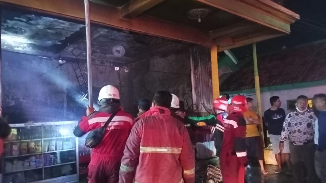 Petugas-Damkar-Kota-Probolinggo-tengah-berjibaku-memadamkan-api-di-toko-peracangan.jpg