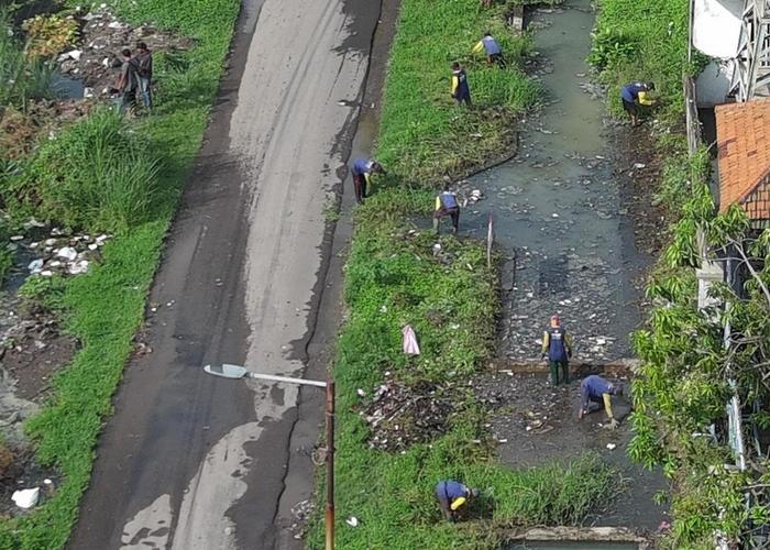 Petugas-Dinas-PUBMSDA-Sidoarjo-melakukan-pembersihan-sungai-di-kawasan-Bluru-Kidul.jpg