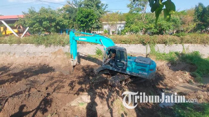 Petugas-Dinas-PUPR-Kabupaten-Kediri-melakukan-normalisasi-Sungai-Paron-Ngasem-Kediri.jpg