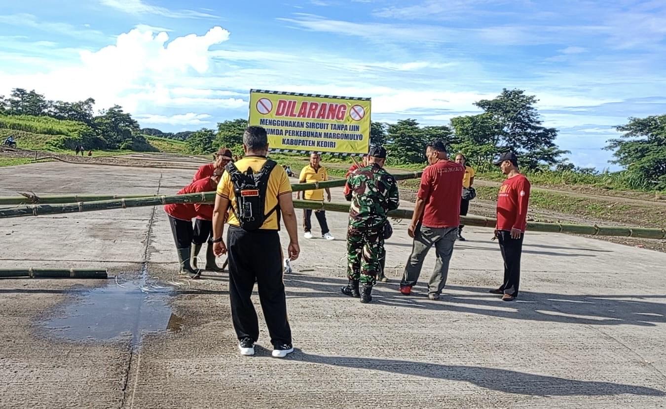 Petugas-Gabungan-menutup-Sirkuit-Drag-Race-Kelud-di-Kecamatan-Ngancar.jpg