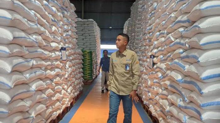 Petugas-Gudang-Bulog-Madiun-memantau-kualitas-beras-yang-tersimpan-di-dalam-gudang-Madiun-dan-Ngawi.jpg