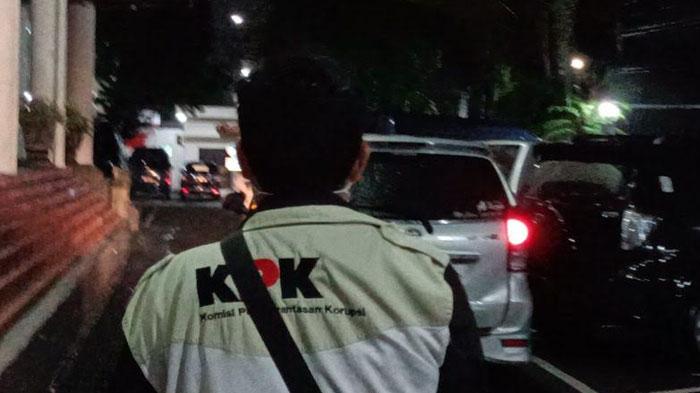 Petugas-KPK-saat-menggelar-penggeledahan-di-Gedung-DPRD-Jatim-2022-lalu.jpg