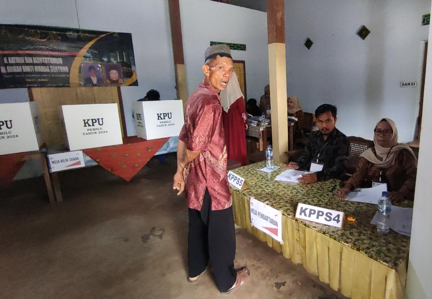 Belasan Petugas KPPS Usia Muda di Blitar Jatuh Sakit Karena Kelelahan, Dari Vertigo hingga Diare