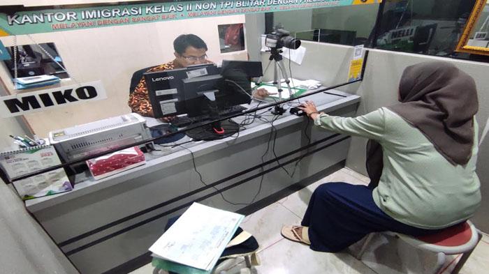 Petugas-Kantor-Imigrasi-Blitar-melayani-pembuatan-paspor-haji-2024.jpg