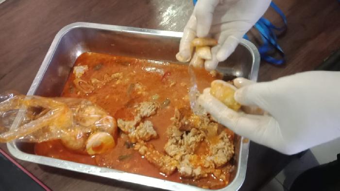 Petugas-Lapas-Kelas-I-Malang-saat-menunjukkan-sayuran-tempe-berisi-narkoba.jpg