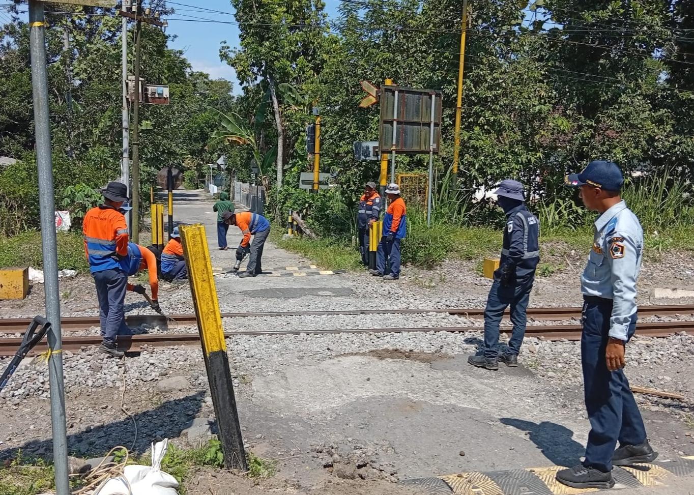 Petugas-PT-KAI-Daop-7-Madiun-melakukan-normalisasi-dua-titik-perlintasan.jpg