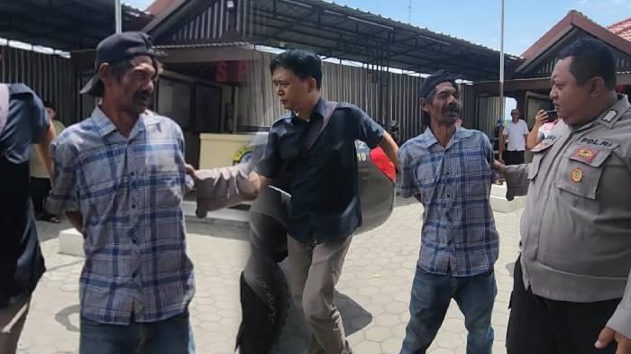 Petugas-Polsek-Kunjang-pelaku-penusukan-ibu-kandungnya-Kusnadi-alias-Tajab-50.jpg
