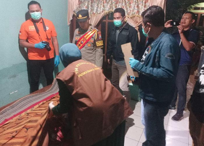 Petugas-Polsek-Semanding-bersama-tim-medis-dari-Puskesmas-Wire-Tuban-periksa-jenazah-pria.jpg