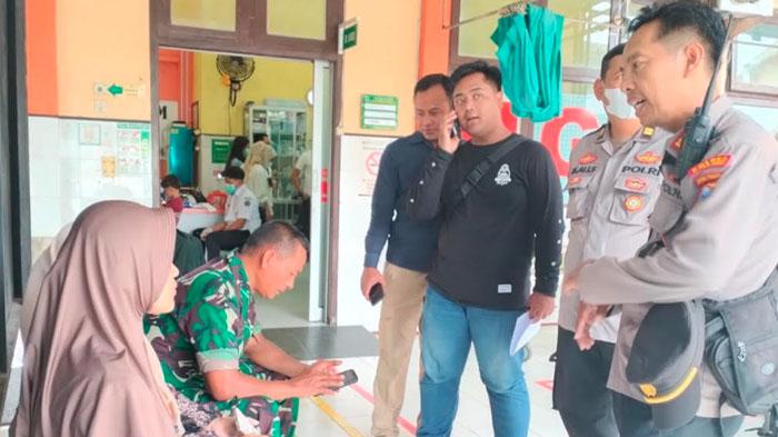 Petugas-Polsek-Srengat-Polres-Blitar-Kota-cek-korban-diduga-keracunan-di-Puskesmas-Srengat-blitar.jpg