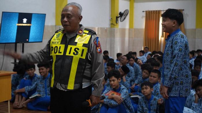 Petugas-Polsek-Taman-saat-melakukan-sosialisasi-kepada-siswa-SMP-Muhammadiyah-2-Taman-Sidoarjo.jpg